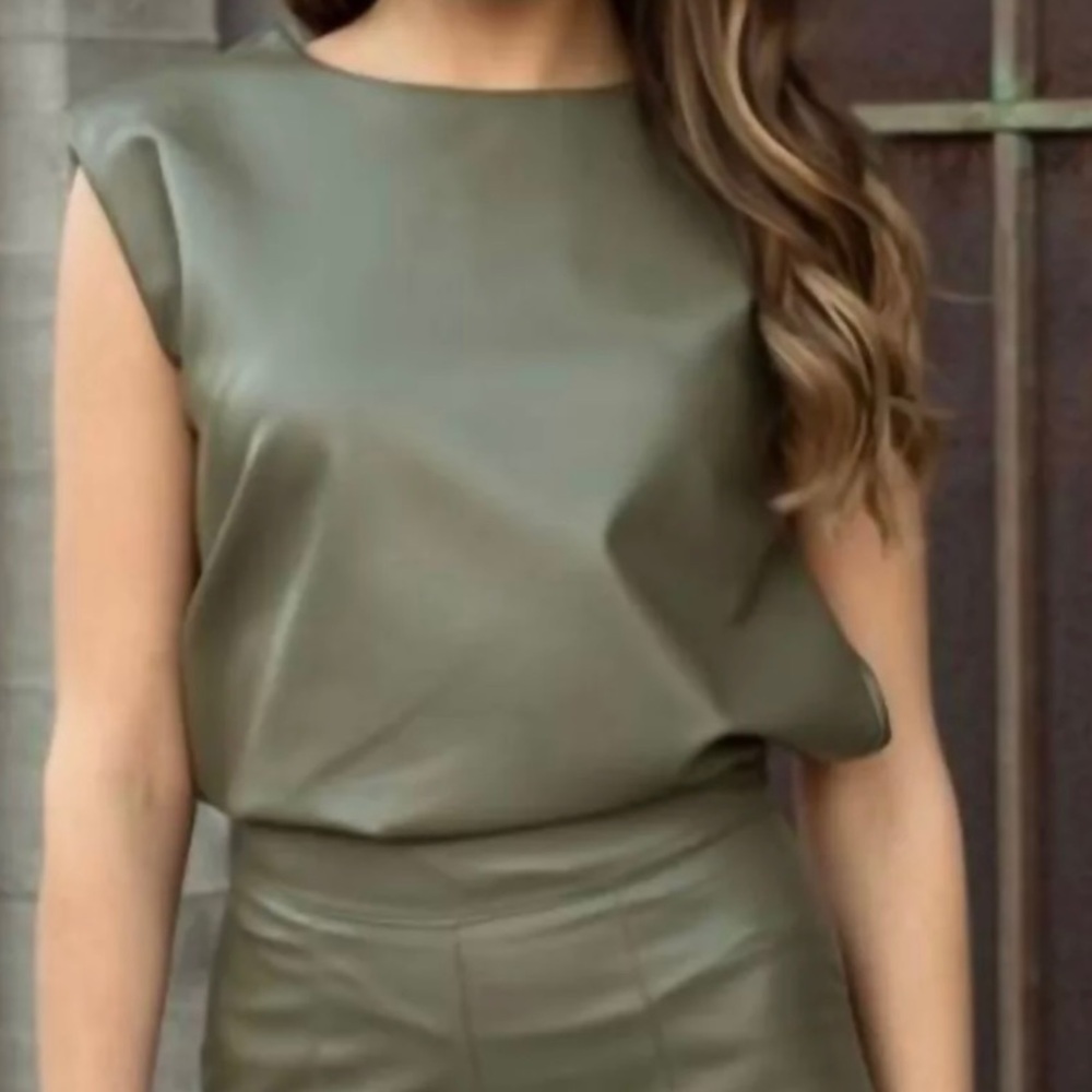 Black Venti 6 sleeveless leather shirt